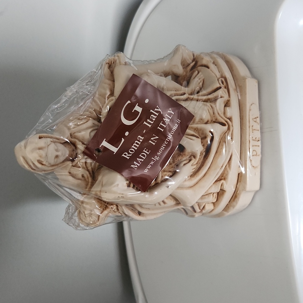 NWT Religious miniature sculpture of "La Pieta" by Michelangelo